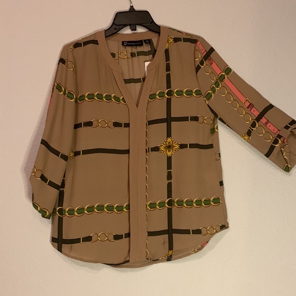 New York & Company Tan Printed V-neck Blouse. Size XS. New ! - Picture 8 of 10